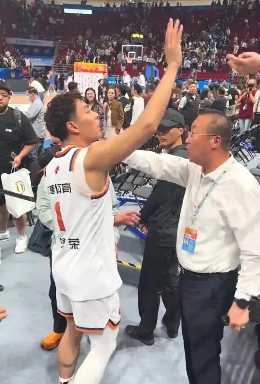 让李添荣和黄荣奇击个掌，天塌不下来